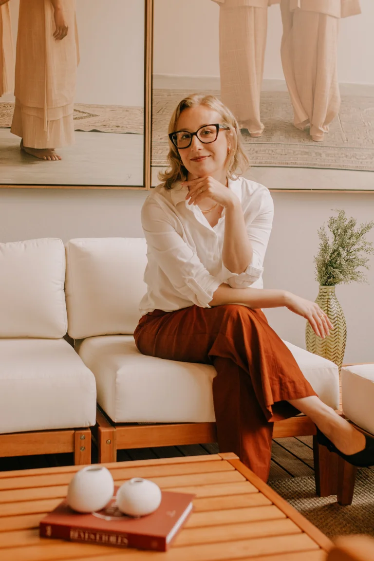 Caroline Foletto Bevilaqua em seu consultório