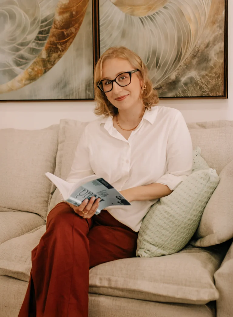 Caroline Foletto Bevilaqua em seu consultório